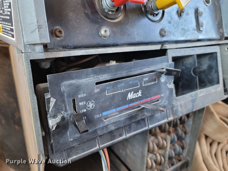 image for item DR3336 1993 Mack CH613  water truck