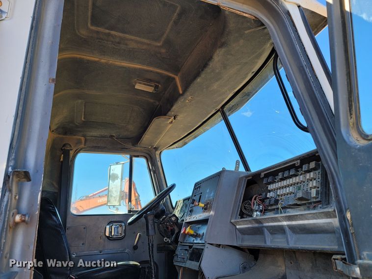 image for item DR3336 1993 Mack CH613  water truck