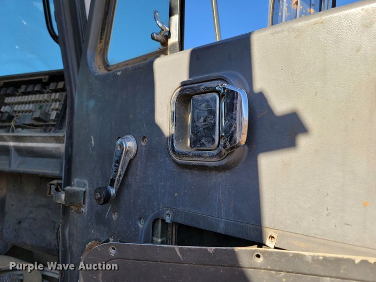 image for item DR3336 1993 Mack CH613  water truck