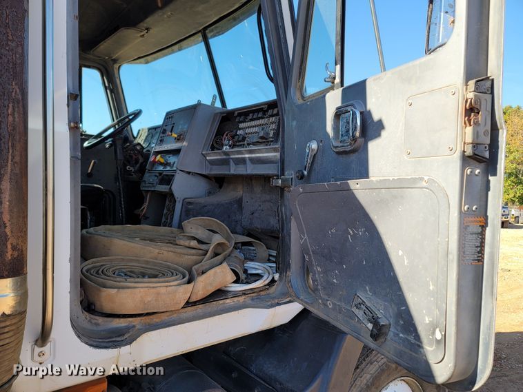 image for item DR3336 1993 Mack CH613  water truck