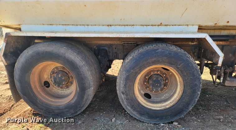 image for item DR3336 1993 Mack CH613  water truck