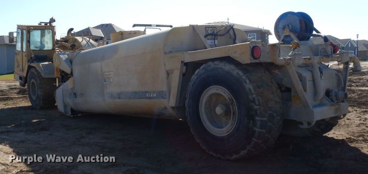 image for item DS1512 1984 John Deere 762A  water wagon