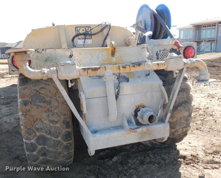 image for item DS1512 1984 John Deere 762A  water wagon