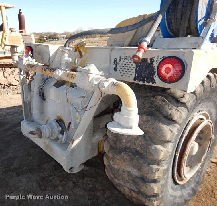 image for item DS1512 1984 John Deere 762A  water wagon