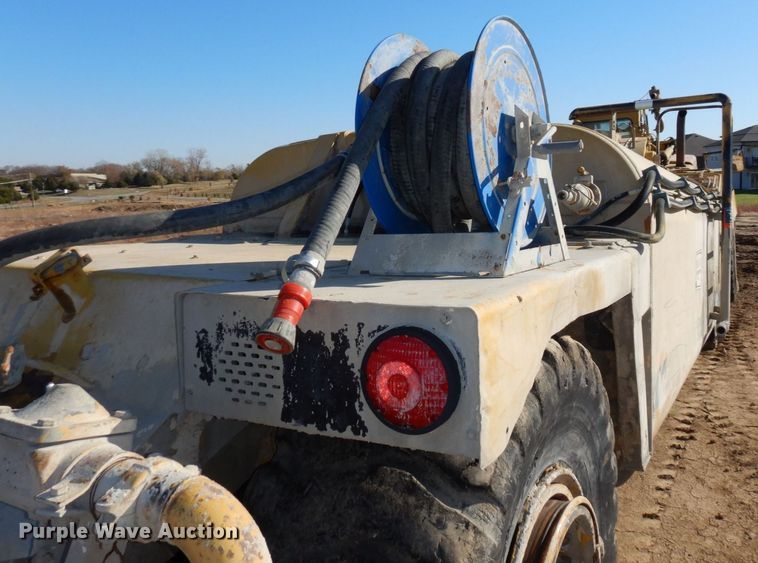 image for item DS1512 1984 John Deere 762A  water wagon