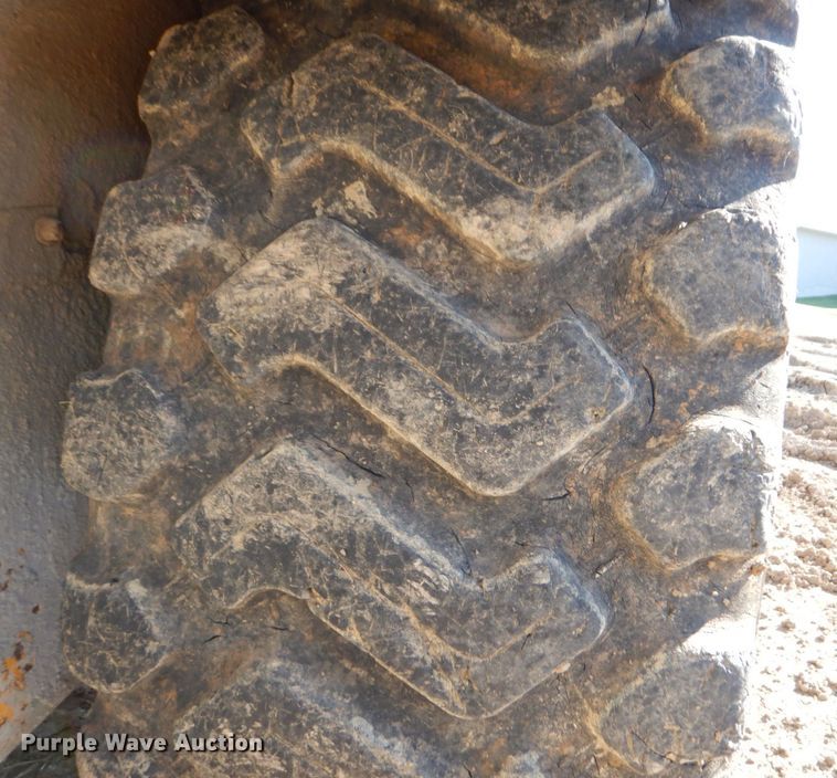 image for item DS1512 1984 John Deere 762A  water wagon