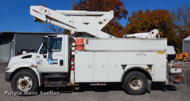 image for item JL9855 2007 International 4300  bucket truck