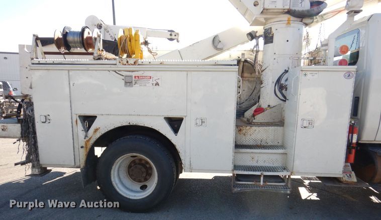 image for item JL9855 2007 International 4300  bucket truck