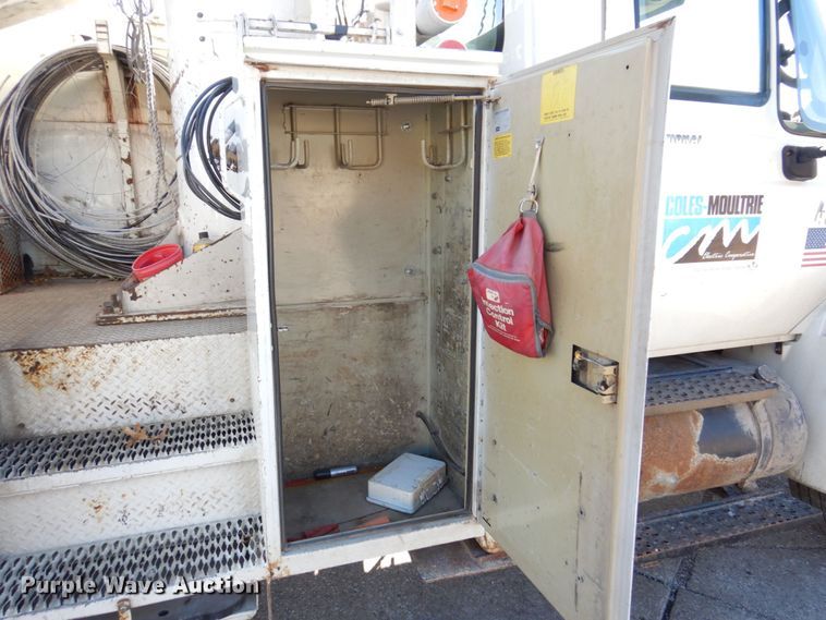 image for item JL9855 2007 International 4300  bucket truck