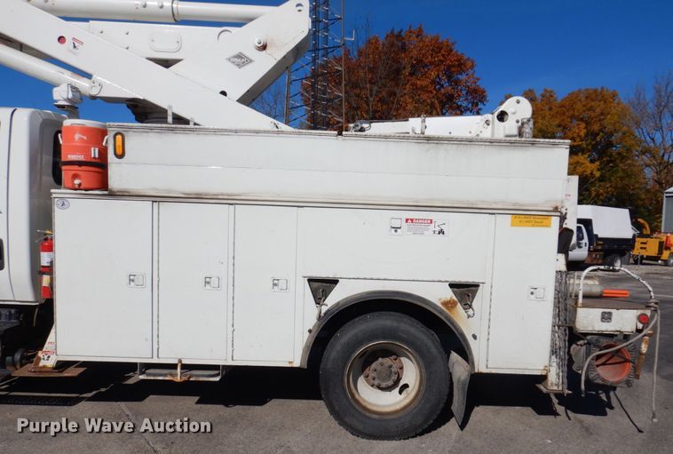 image for item JL9855 2007 International 4300  bucket truck