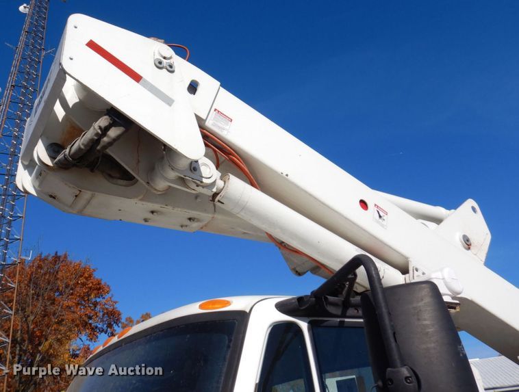 image for item JL9855 2007 International 4300  bucket truck