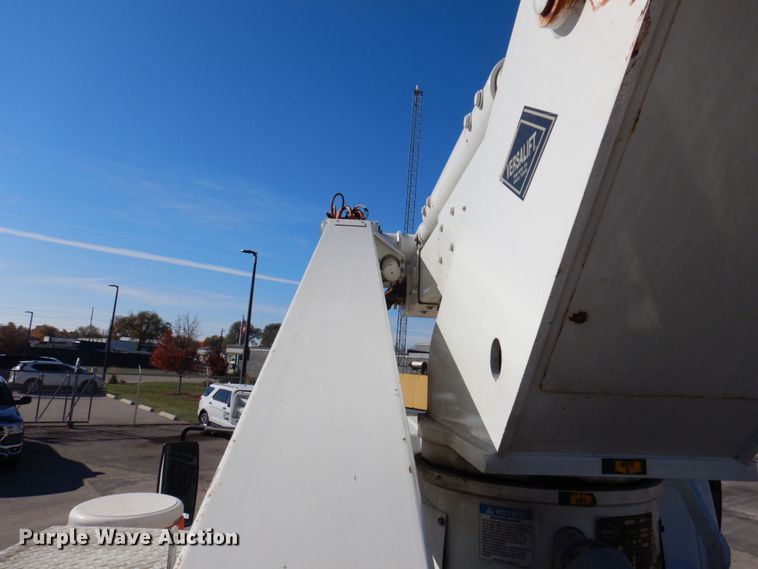 image for item JL9855 2007 International 4300  bucket truck