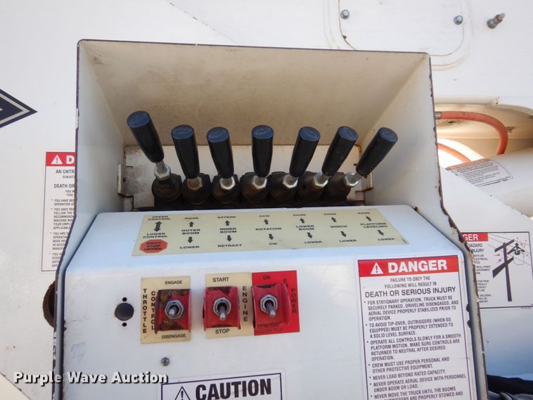 image for item JL9855 2007 International 4300  bucket truck