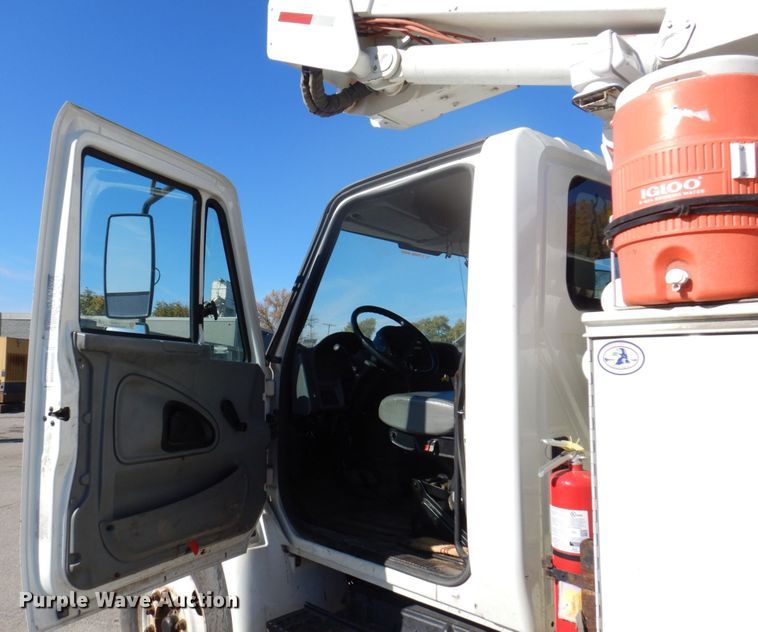 image for item JL9855 2007 International 4300  bucket truck