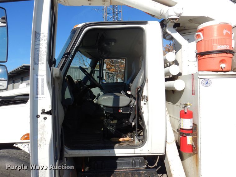 image for item JL9855 2007 International 4300  bucket truck