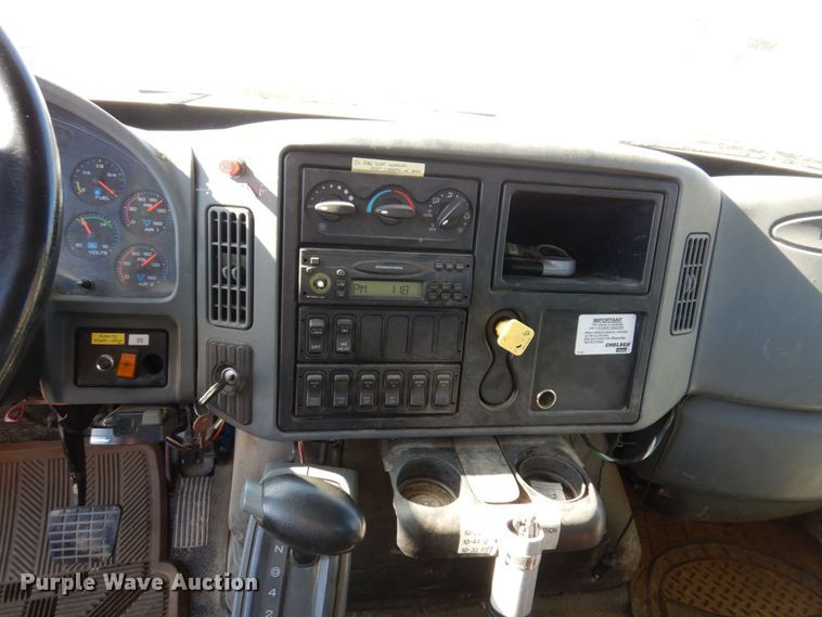 image for item JL9855 2007 International 4300  bucket truck