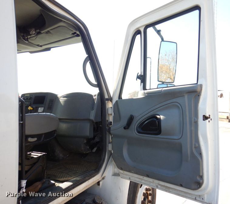 image for item JL9855 2007 International 4300  bucket truck