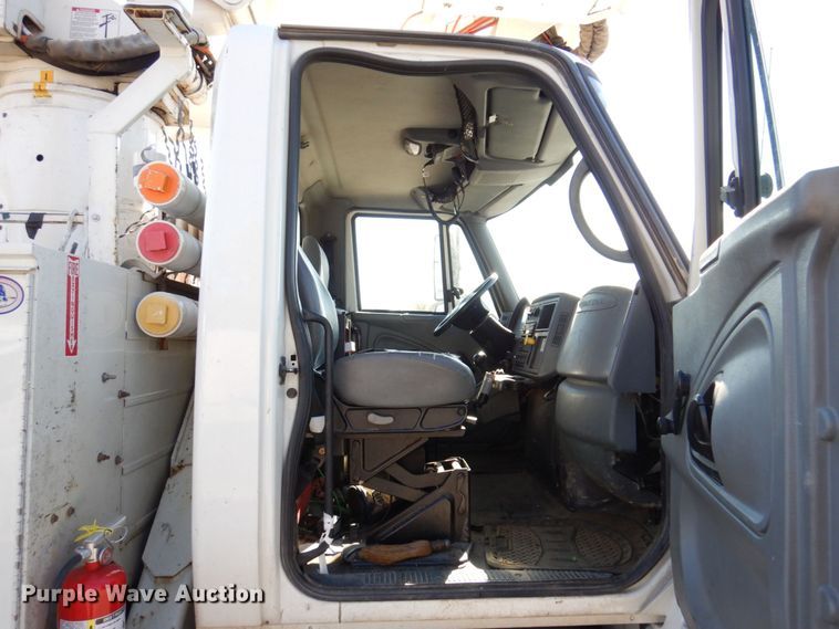 image for item JL9855 2007 International 4300  bucket truck