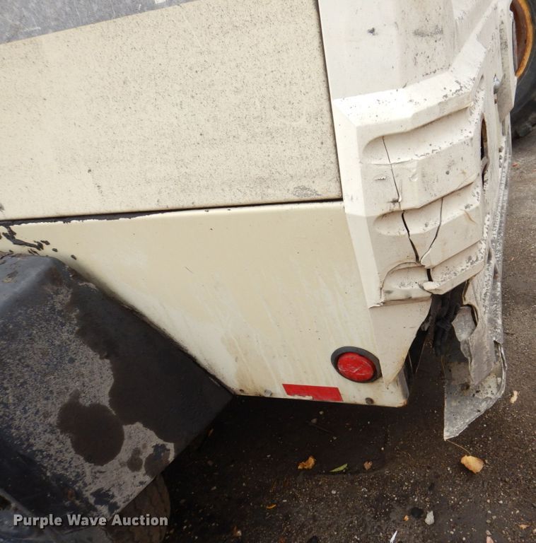 image for item JL9858 2004 Ingersoll Rand P185WR  air compressor