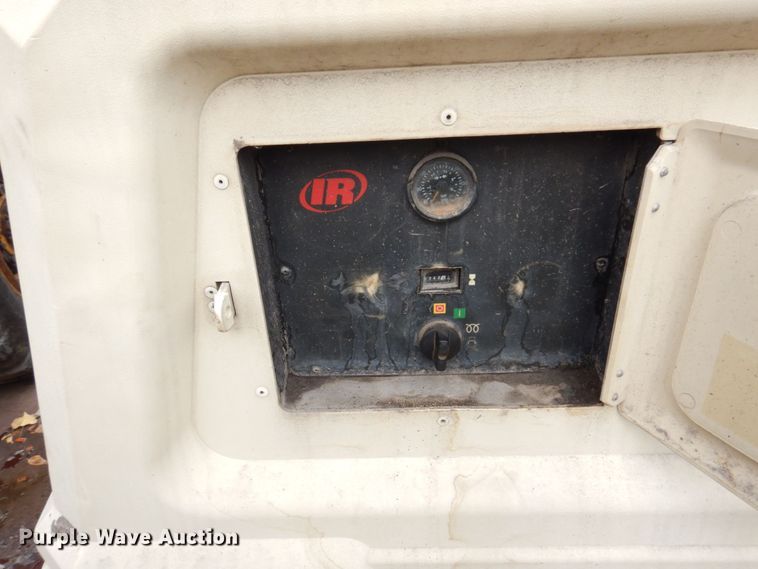 image for item JL9858 2004 Ingersoll Rand P185WR  air compressor