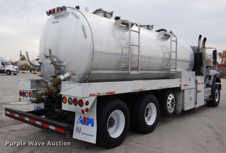 image for item JL9862 2016 International 7600  vacuum truck