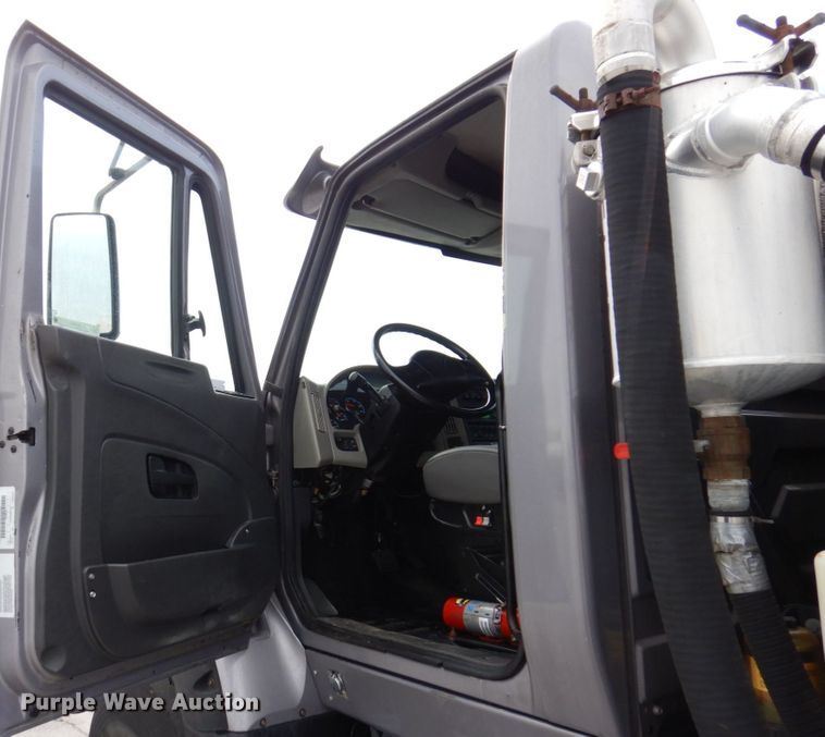 image for item JL9862 2016 International 7600  vacuum truck