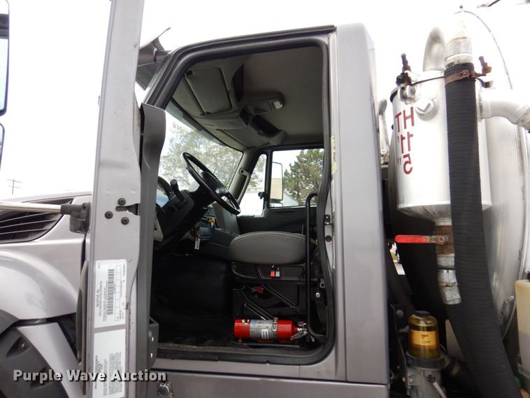 image for item JL9862 2016 International 7600  vacuum truck