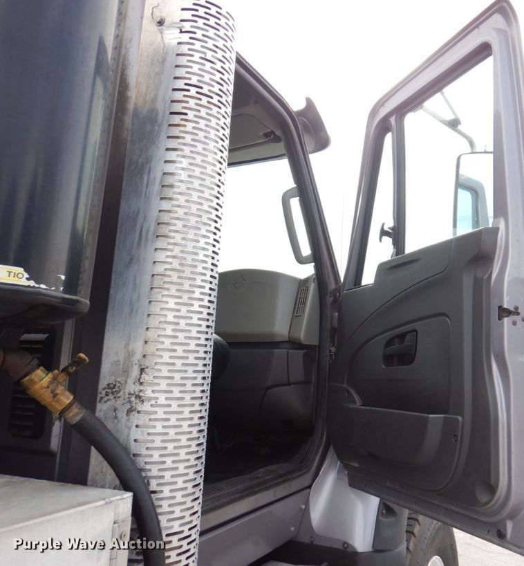 image for item JL9862 2016 International 7600  vacuum truck