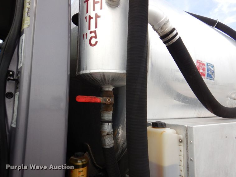 image for item JL9862 2016 International 7600  vacuum truck