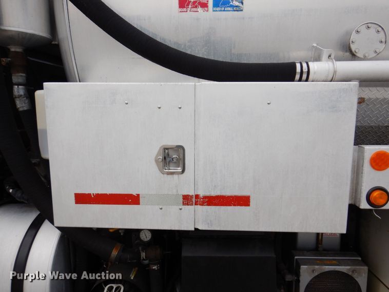 image for item JL9862 2016 International 7600  vacuum truck