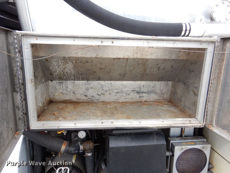 image for item JL9862 2016 International 7600  vacuum truck