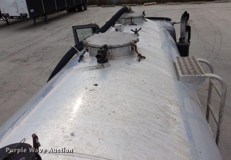 image for item JL9862 2016 International 7600  vacuum truck