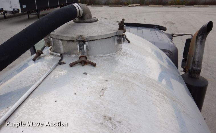 image for item JL9862 2016 International 7600  vacuum truck