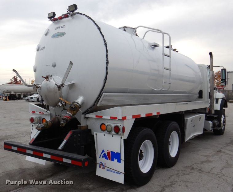 image for item JL9863 2014 International 7500  vacuum truck