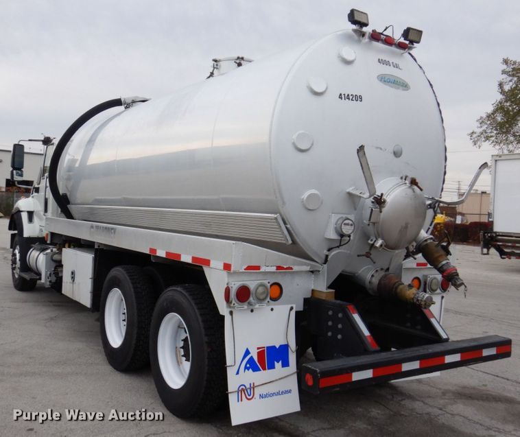 image for item JL9863 2014 International 7500  vacuum truck