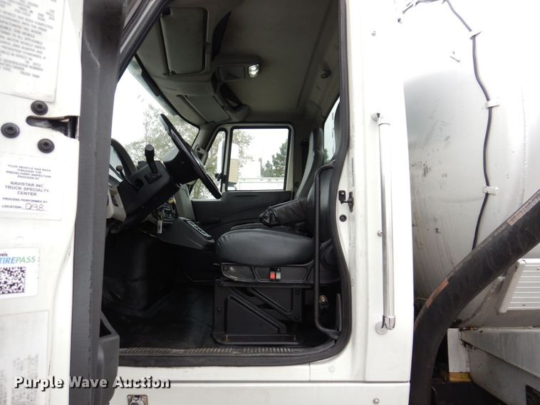 image for item JL9863 2014 International 7500  vacuum truck