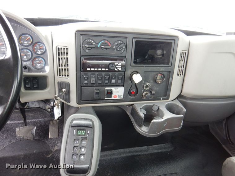 image for item JL9863 2014 International 7500  vacuum truck