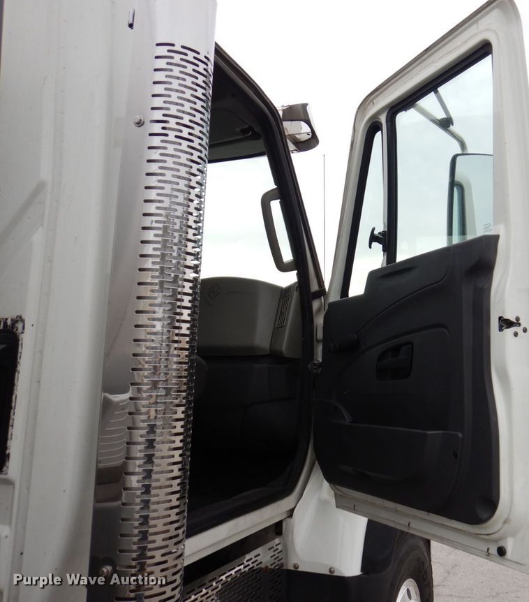 image for item JL9863 2014 International 7500  vacuum truck