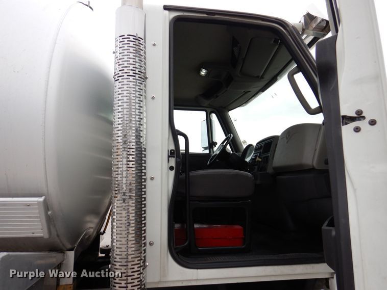 image for item JL9863 2014 International 7500  vacuum truck