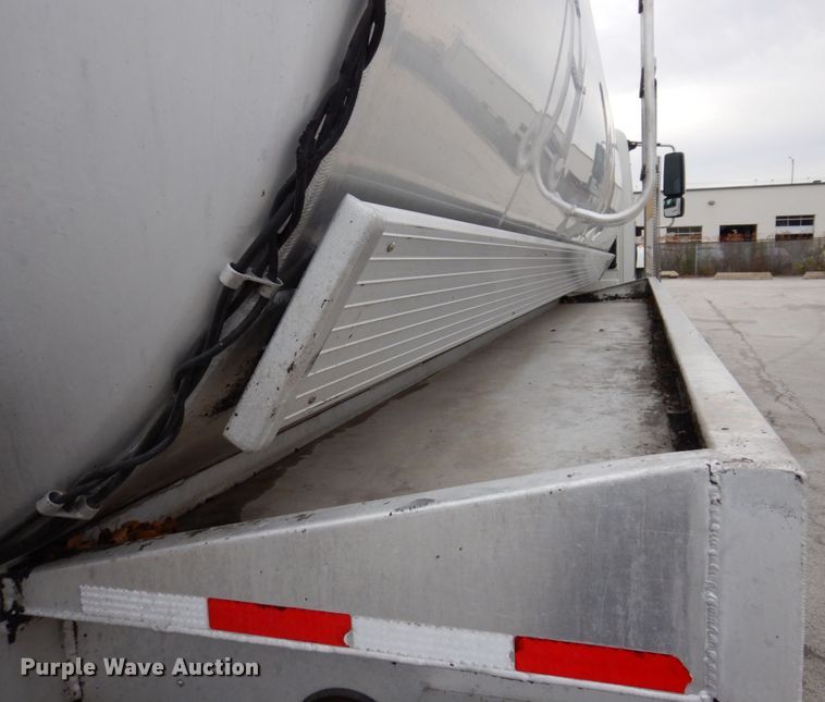 image for item JL9863 2014 International 7500  vacuum truck