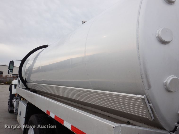 image for item JL9863 2014 International 7500  vacuum truck