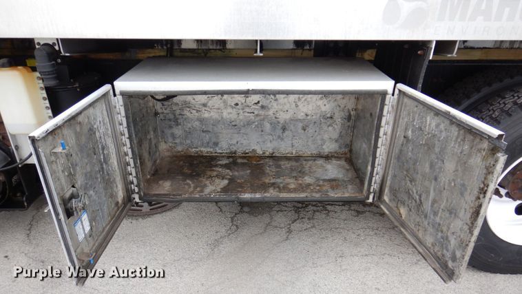 image for item JL9863 2014 International 7500  vacuum truck