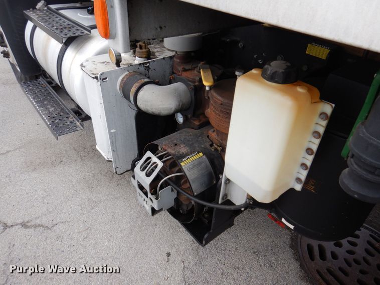 image for item JL9863 2014 International 7500  vacuum truck