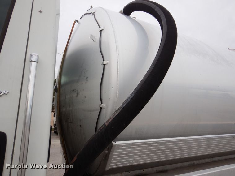 image for item JL9863 2014 International 7500  vacuum truck