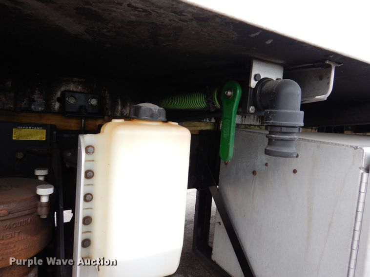 image for item JL9863 2014 International 7500  vacuum truck