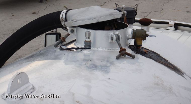 image for item JL9863 2014 International 7500  vacuum truck