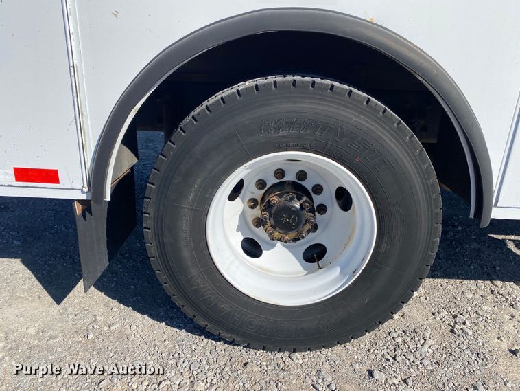 image for item JW9353 2009 Ford F750 Super Duty  SuperCab utility / service truck