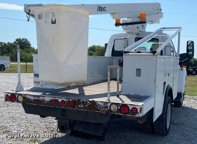 image for item JW9414 2003 Chevrolet C4500  bucket truck