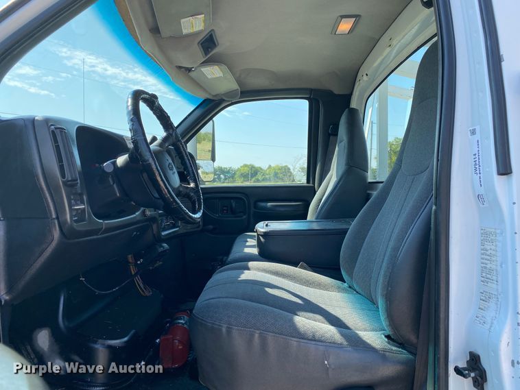 image for item JW9414 2003 Chevrolet C4500  bucket truck