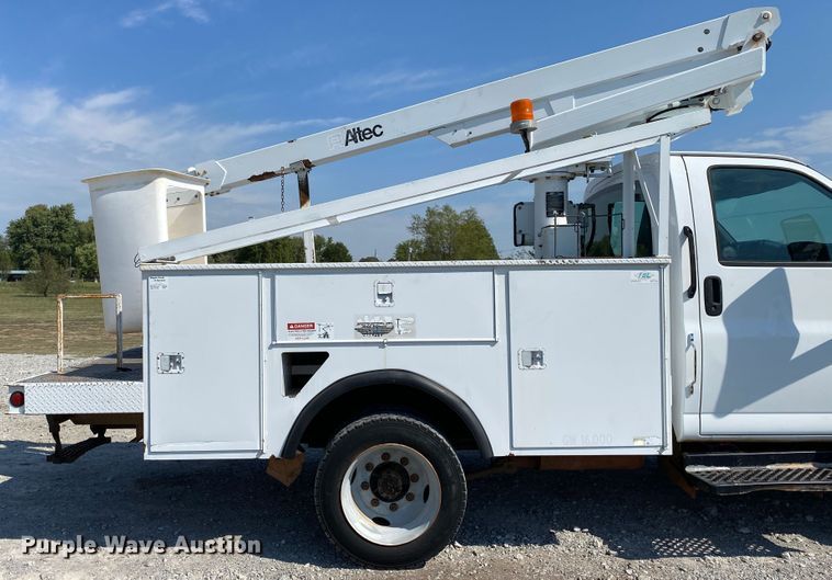 image for item JW9414 2003 Chevrolet C4500  bucket truck